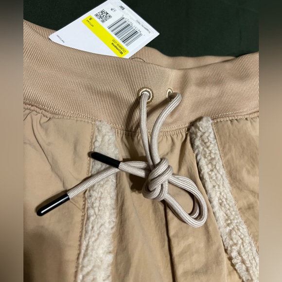 Nike Women's
Sportswear Essential
Woven High Rise Pants size small - Picture 2 of 5